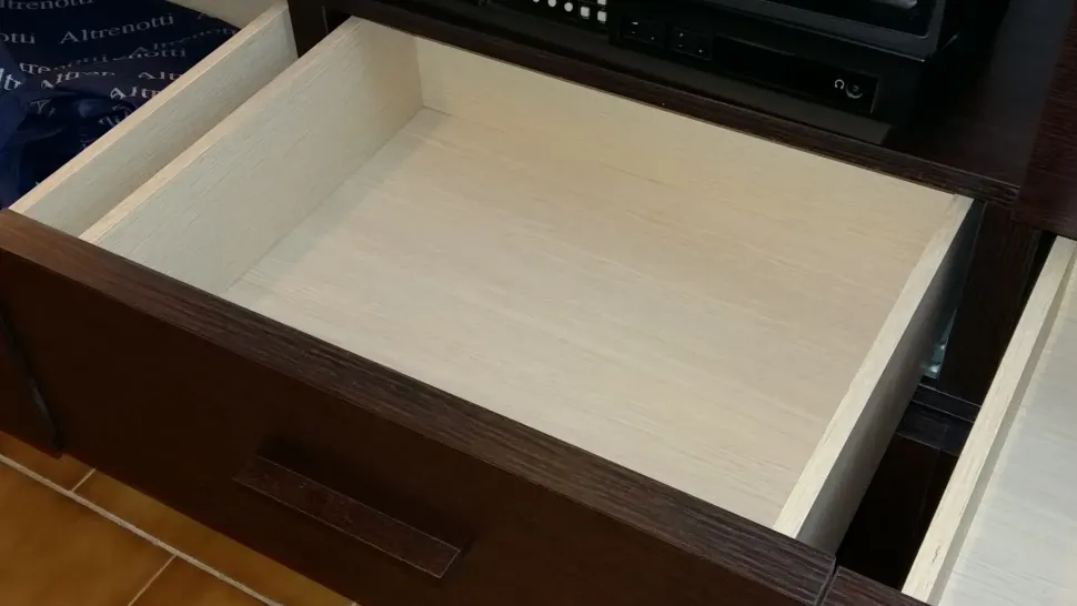 CASSETTIERA SFALSATA MODERNA IN LAMINATO SCONTATA DEL -50%