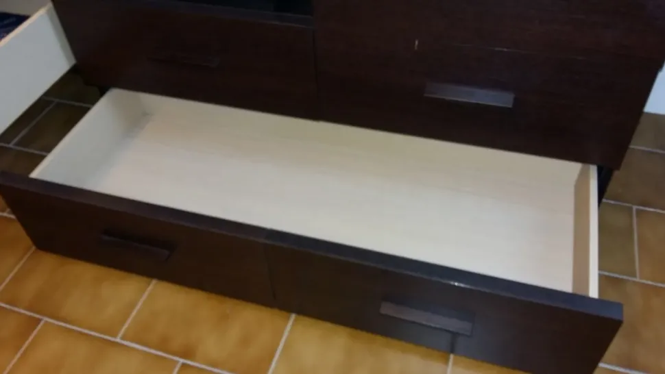 CASSETTIERA SFALSATA MODERNA IN LAMINATO SCONTATA DEL -50%