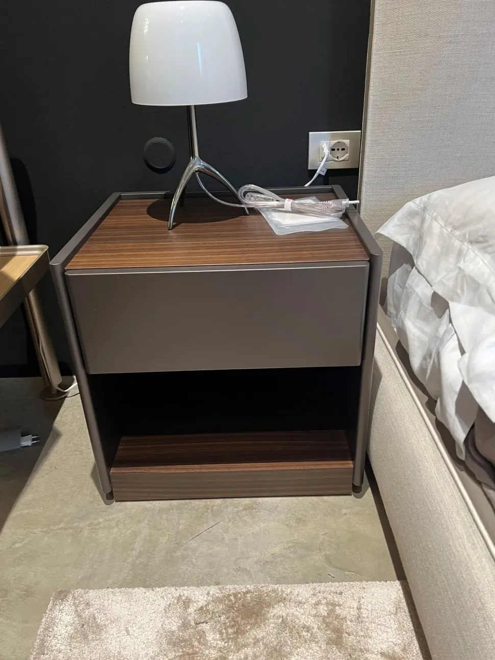 Comodino Casper di Molteni & c a prezzo ribassato