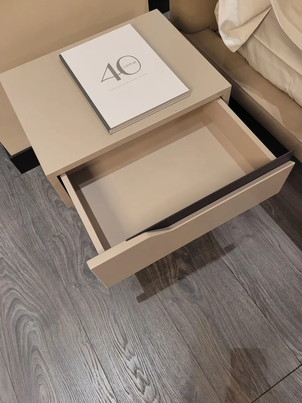 Comodino Mirage di Cantori a PREZZI OUTLET