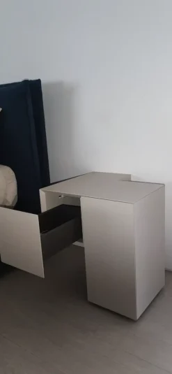 Comodino modello Formosa appoggiata di Minotti italia scontato