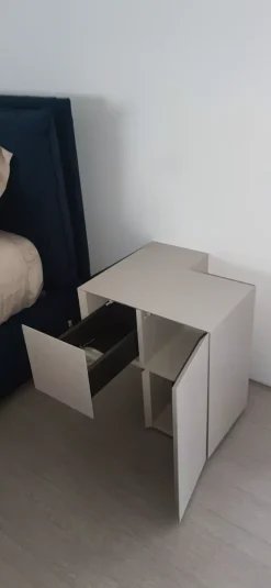 Comodino modello Formosa appoggiata di Minotti italia scontato