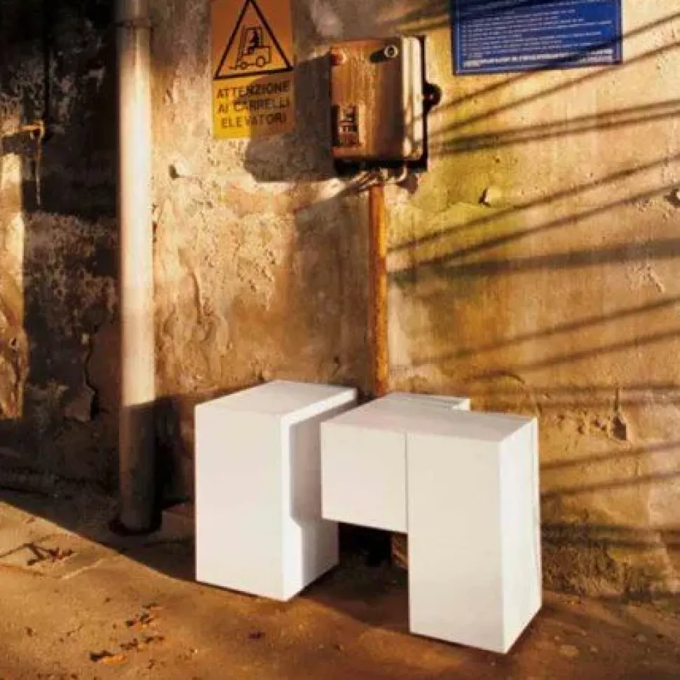 Comodino modello Formosa appoggiata a marchio Minotti italia a prezzi convenienti