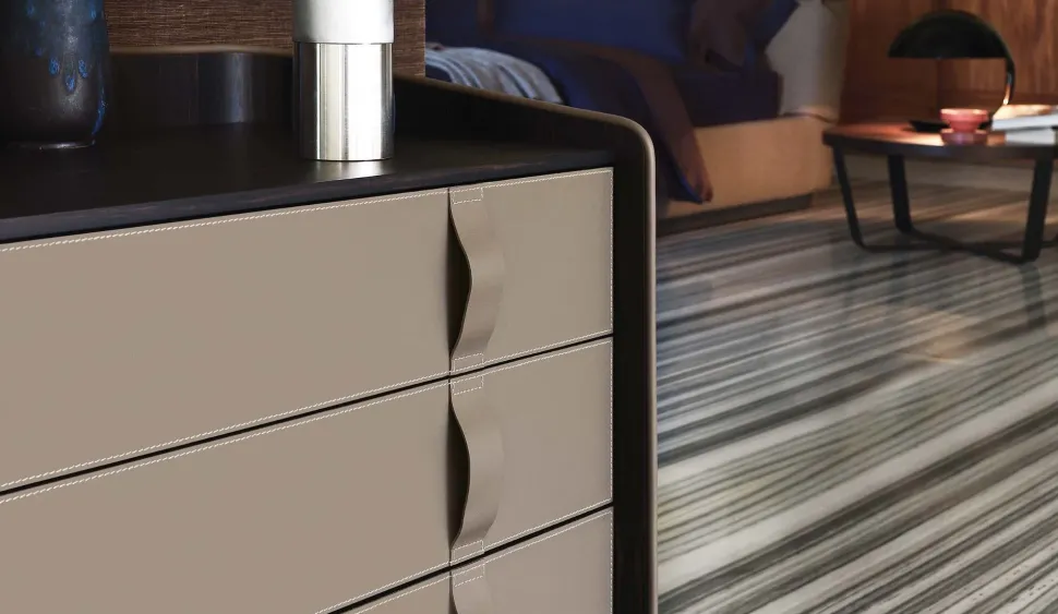 Comodino modello Gentleman di Flou