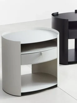 Comodino modello Lotus di Flou