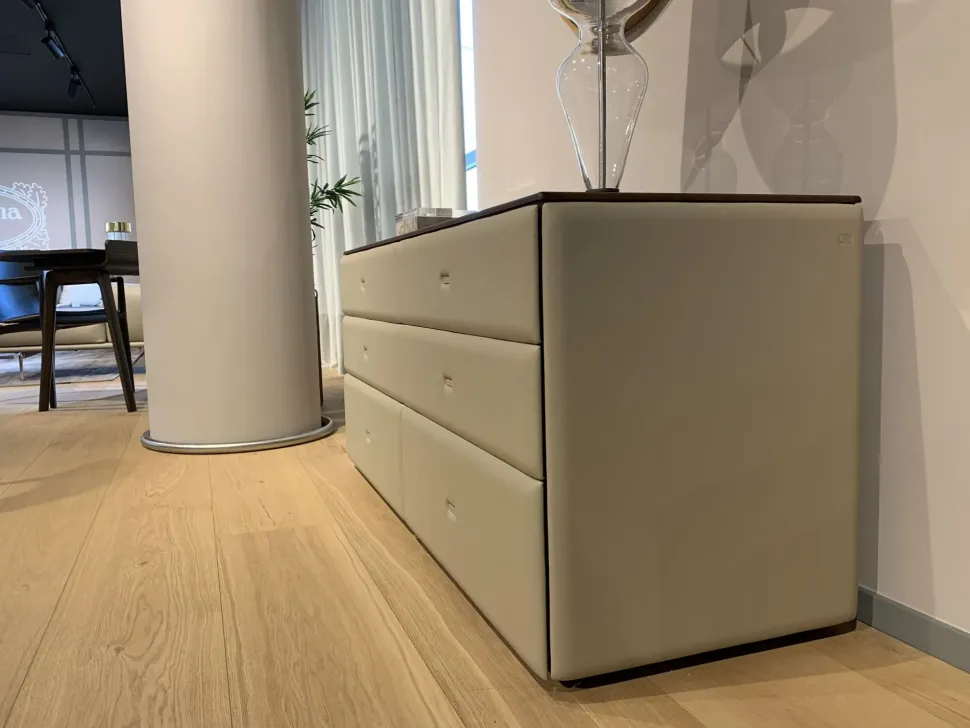 Comodino modello Moondance di Poltrona frau