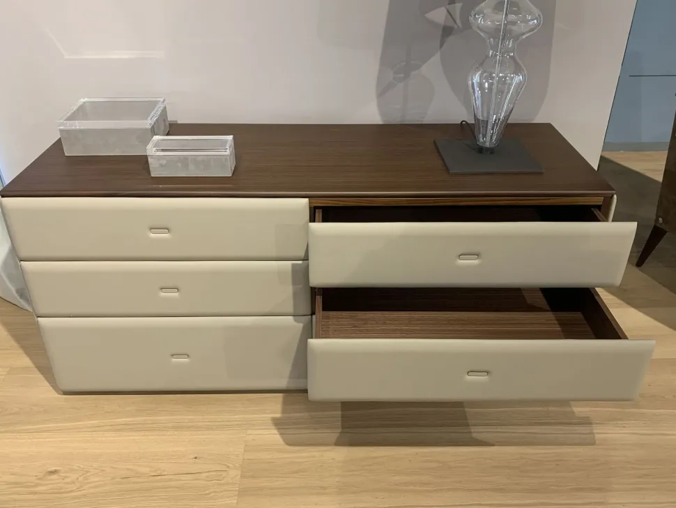 Comodino modello Moondance di Poltrona frau