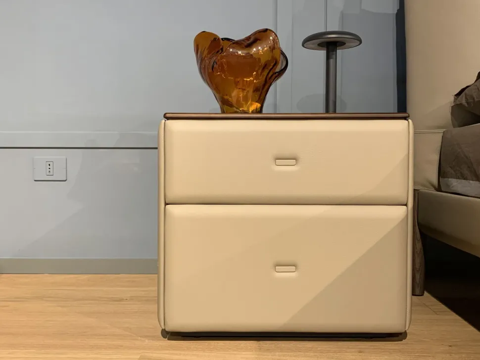 Comodino modello Moondance di Poltrona frau