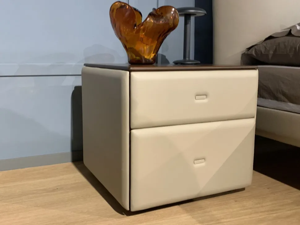 Comodino modello Moondance di Poltrona frau