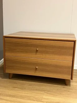 Comodino modello Pezzo unico noce canaletto Artigianale a PREZZI OUTLET