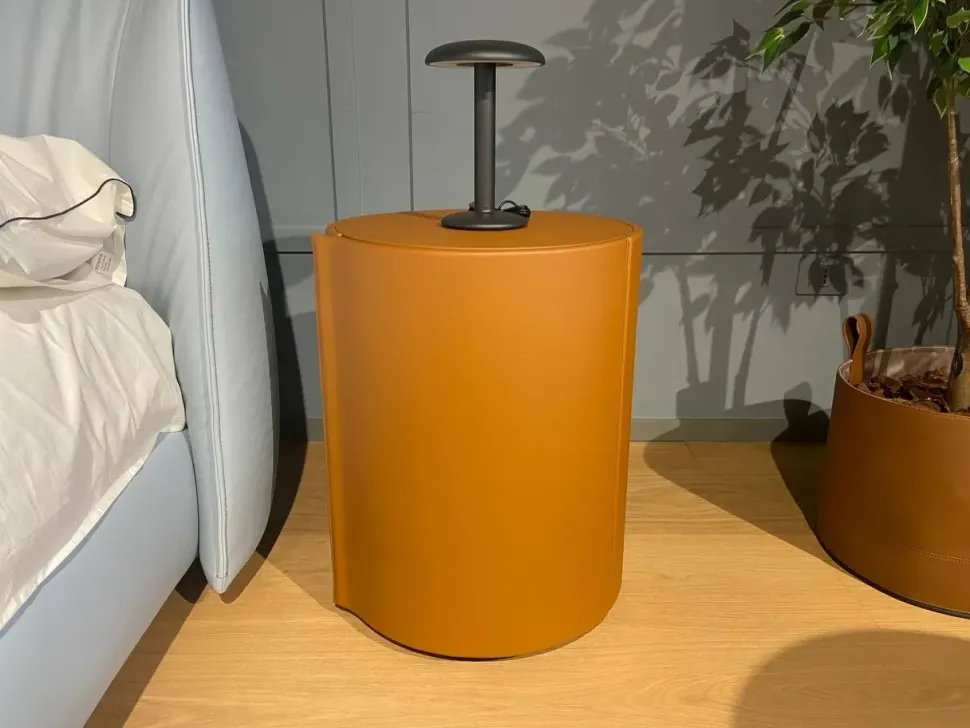 Comodino modello Stock 'n roll di Poltrona frau scontato