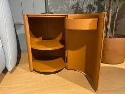 Comodino modello Stock 'n roll di Poltrona frau scontato