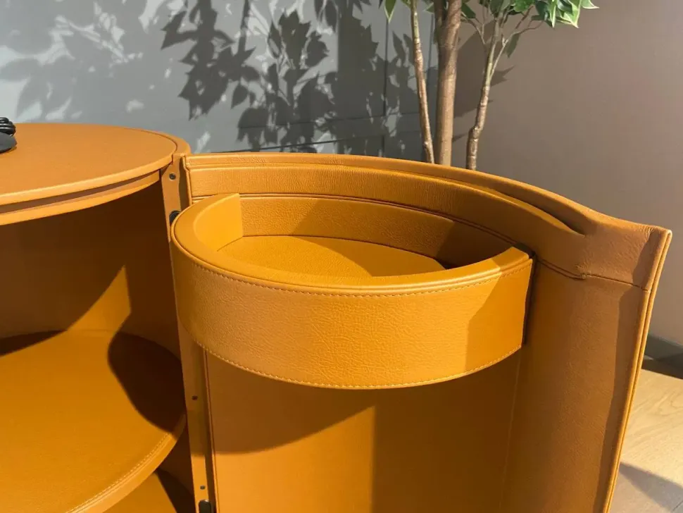 Comodino modello Stock 'n roll di Poltrona frau scontato