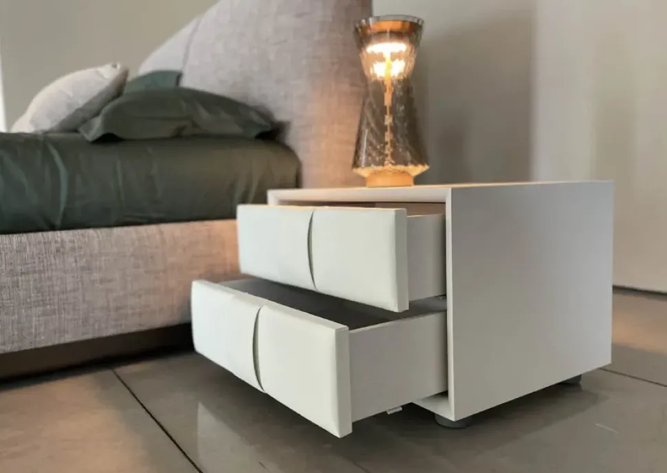 Comodino Obi di Poltrona frau a prezzo ribassato