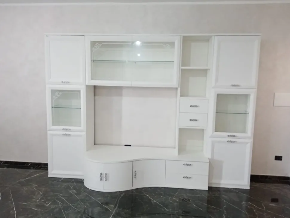 Composizione per il living modello Mobile-living mod.decò versione frassinato bianco in promo-sconto del 40% di Artigianale a prezzo scontato