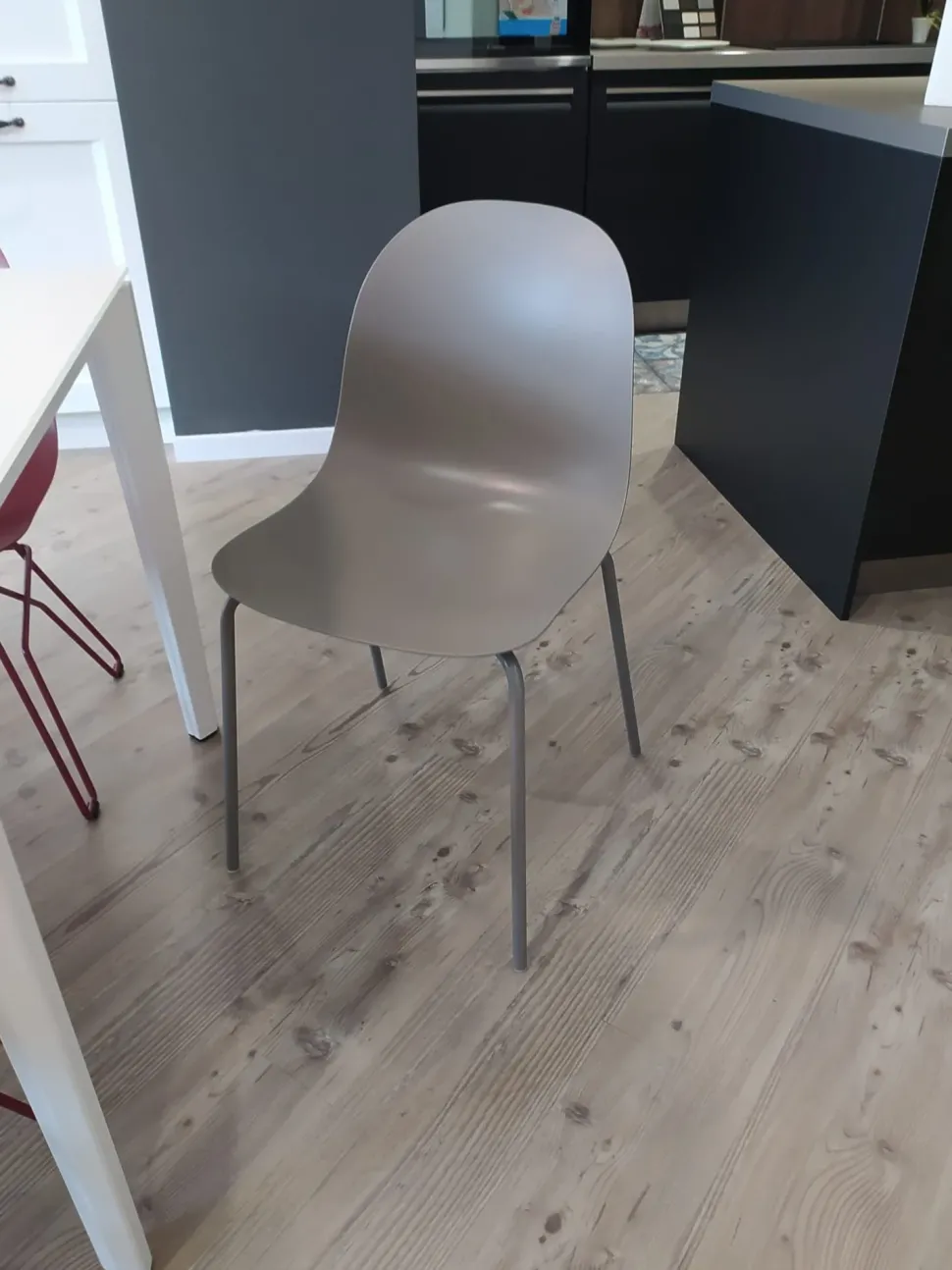 Connubia: Tavolo Pentagon in offerta outlet. Design unico ed elegante.