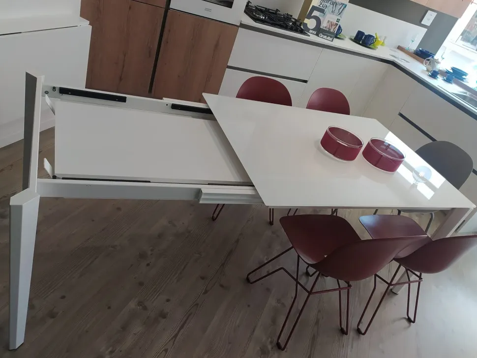 Connubia: Tavolo Pentagon in offerta outlet. Design unico ed elegante.