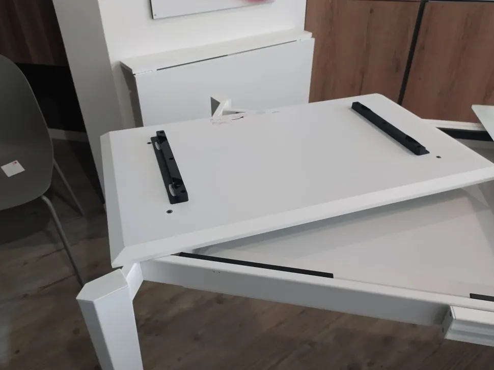 Connubia: Tavolo Pentagon in offerta outlet. Design unico ed elegante.