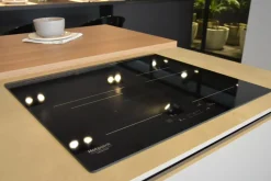 Cucina a prezzo ribassato con penisola design Miton  Miton