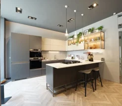 Cucina a prezzo ribassato con penisola design Formalia Scavolini