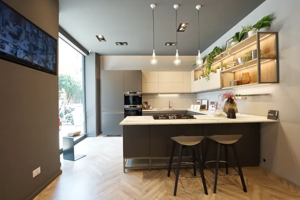 Cucina a prezzo ribassato con penisola design Formalia Scavolini