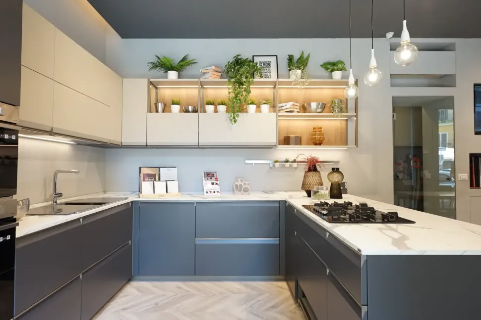 Cucina a prezzo ribassato con penisola design Formalia Scavolini