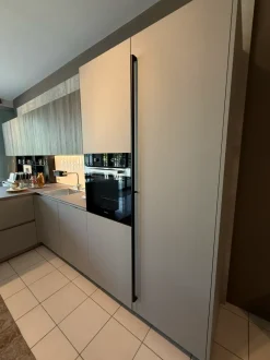 Cucina a prezzo ribassato con penisola moderna D23 Doimo cucine