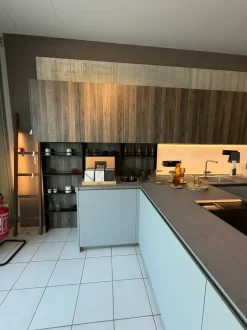 Cucina a prezzo ribassato con penisola moderna D23 Doimo cucine