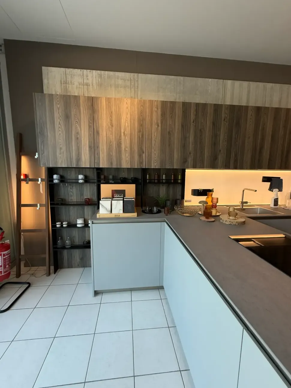 Cucina a prezzo ribassato con penisola moderna D23 Doimo cucine