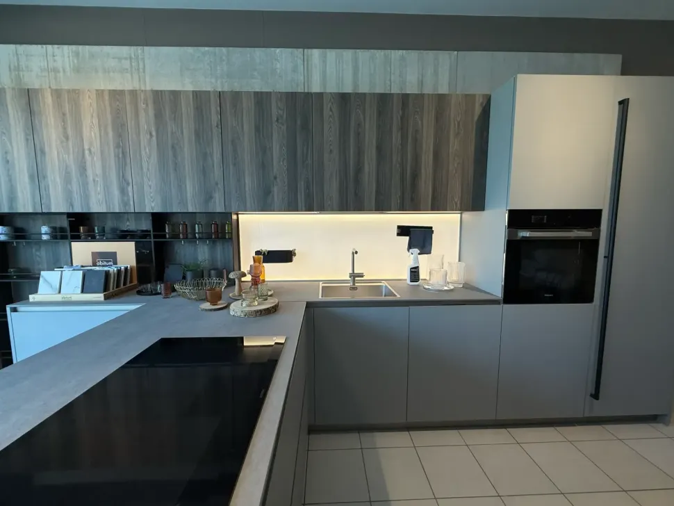 Cucina a prezzo ribassato con penisola moderna D23 Doimo cucine