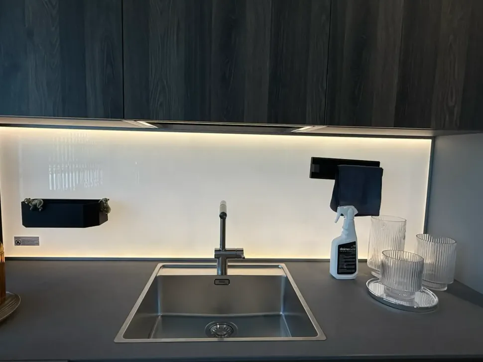 Cucina a prezzo ribassato con penisola moderna D23 Doimo cucine