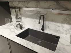 Cucina a prezzo ribassato con isola moderna Flavour neck Lube cucine