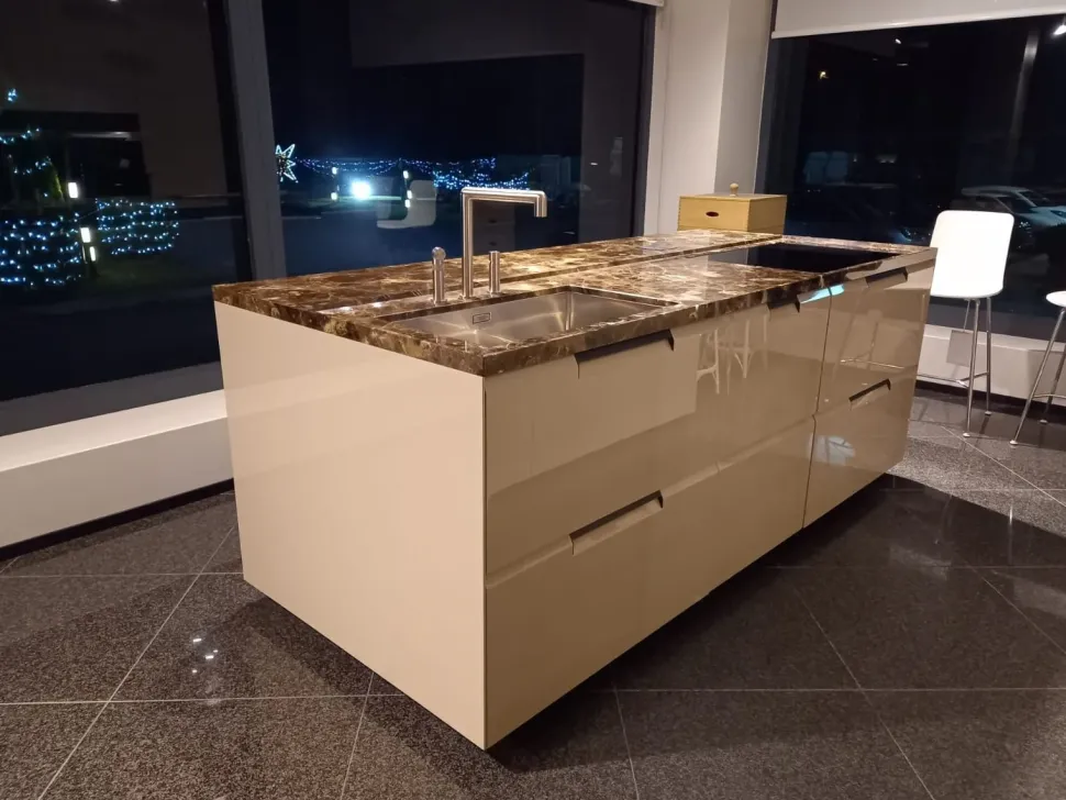 Cucina a prezzo ribassato con isola moderna Shape Poliform