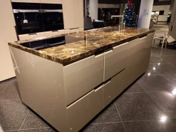 Cucina a prezzo ribassato con isola moderna Shape Poliform