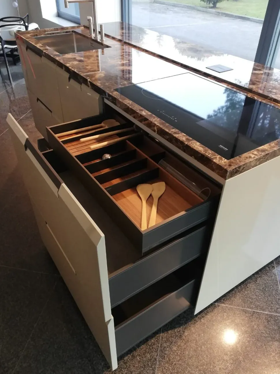 Cucina a prezzo ribassato con isola moderna Shape Poliform