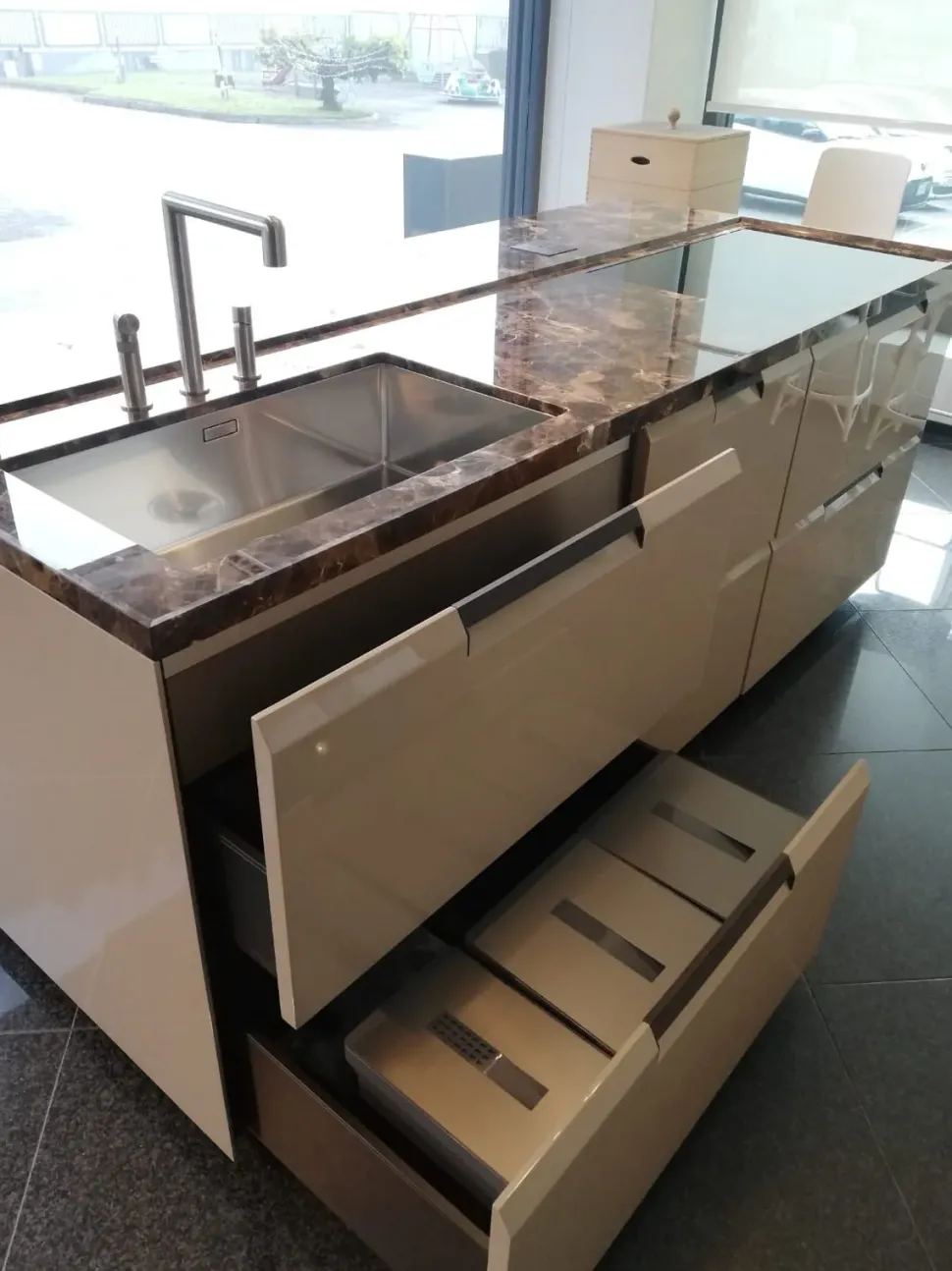 Cucina a prezzo ribassato con isola moderna Shape Poliform