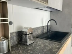 Cucina a prezzo scontato con penisola design Natural Moretti compact