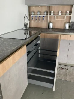 Cucina a prezzo scontato con penisola design Natural Moretti compact