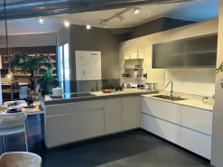 Cucina a prezzo scontato con penisola design Icon air Ernestomeda