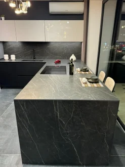 Cucina a prezzo scontato con penisola design Menta Miton