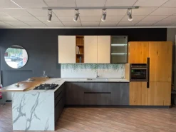 Cucina a prezzo scontato con penisola moderna Loft-wall Arrex