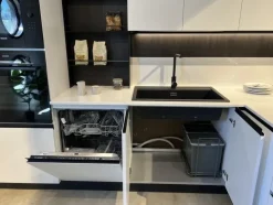 Cucina ad angolo in laccata opaco bianca Infinty a prezzo ribassato