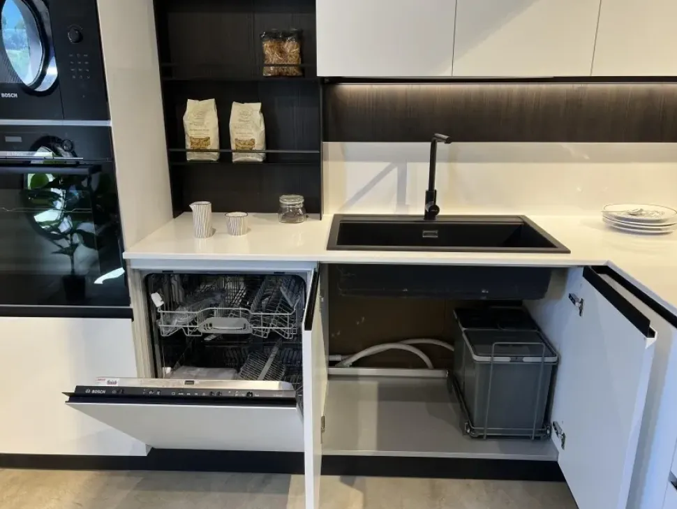 Cucina ad angolo in laccata opaco bianca Infinty a prezzo ribassato