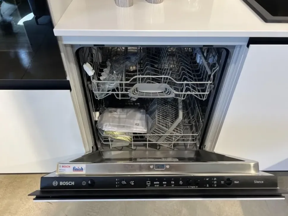 Cucina ad angolo in laccata opaco bianca Infinty a prezzo ribassato