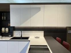 Cucina ad angolo in laccata opaco bianca Infinty a prezzo ribassato