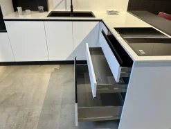 Cucina ad angolo in laccata opaco bianca Infinty a prezzo ribassato