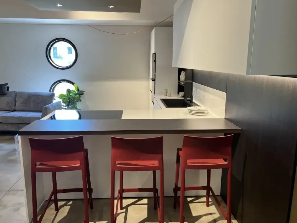 Cucina ad angolo in laccata opaco bianca Infinty a prezzo ribassato