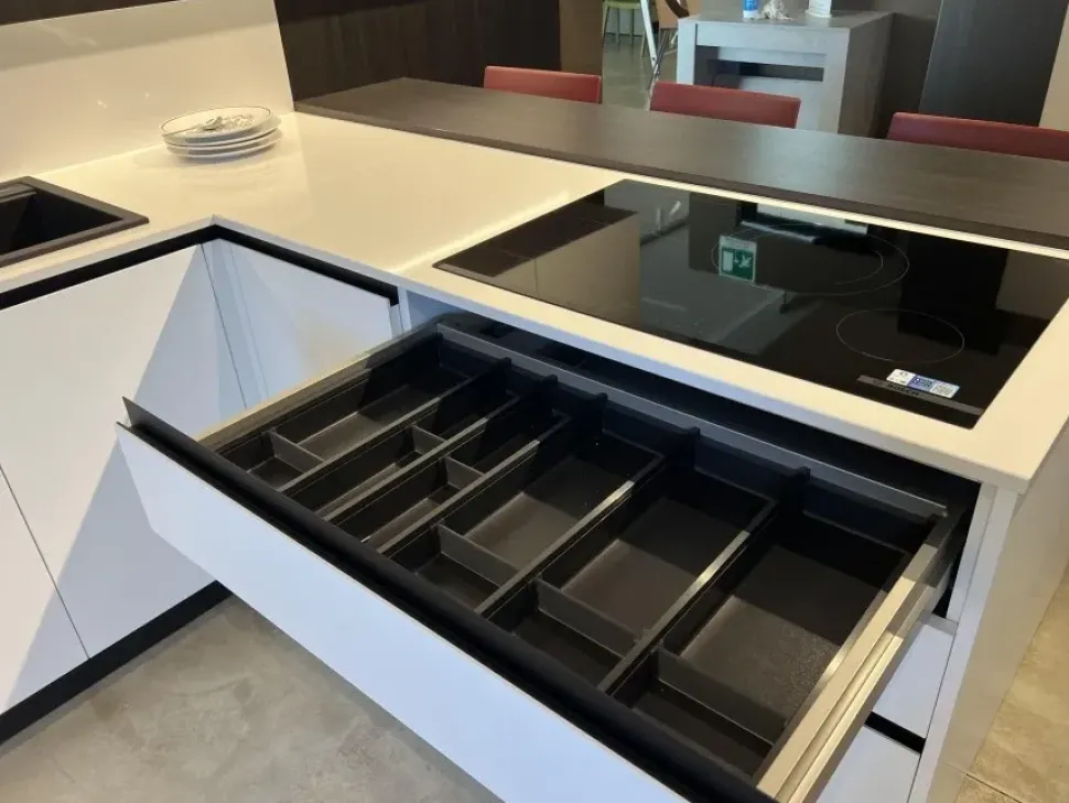 Cucina ad angolo in laccata opaco bianca Infinty a prezzo ribassato