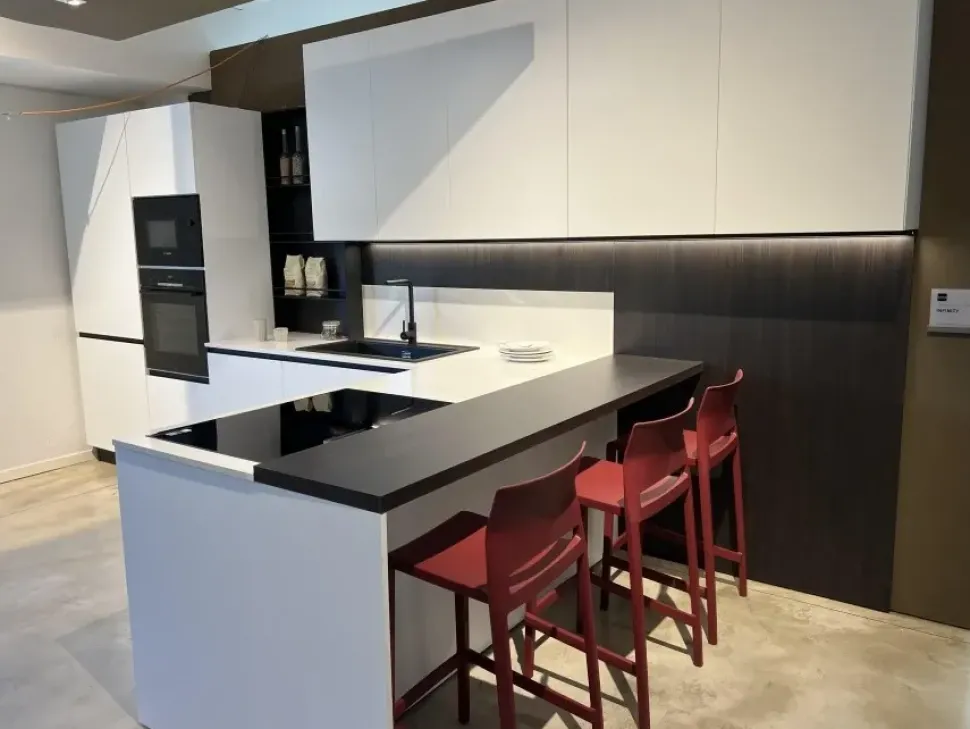 Cucina ad angolo in laccata opaco bianca Infinty a prezzo ribassato