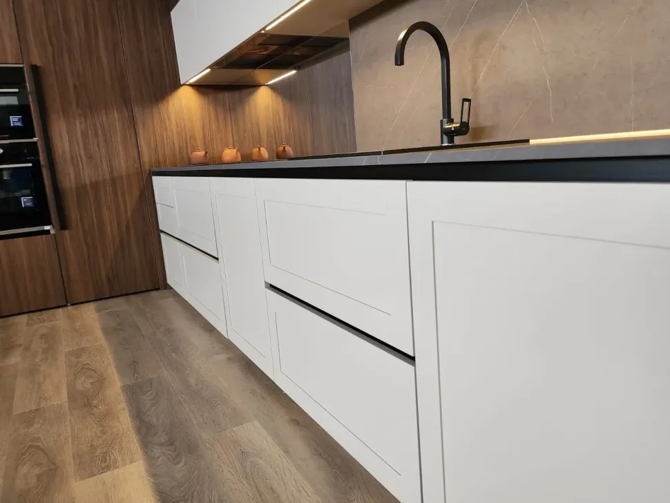 Cucina ad angolo in laccato opaco modello Crono7 ad un prezzo riservato